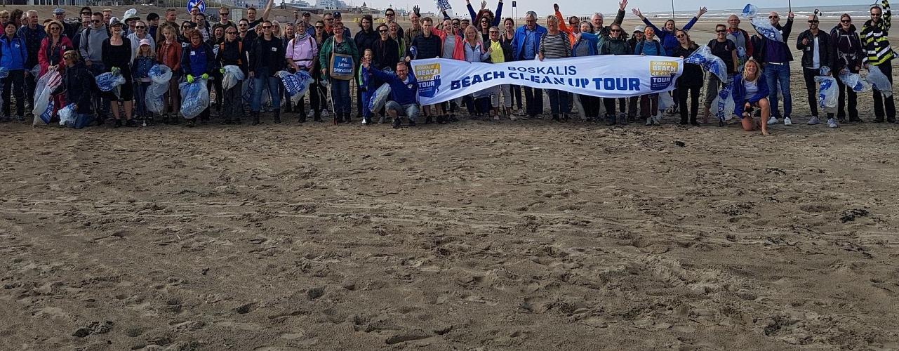Opruimen rommel op het strand