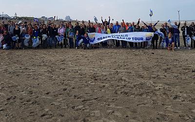 Opruimen rommel op het strand